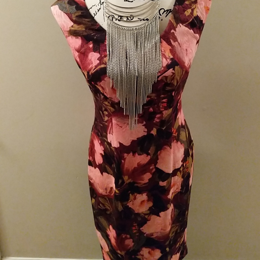 Beautiful floral Midi👗 - Picture 2 of 8